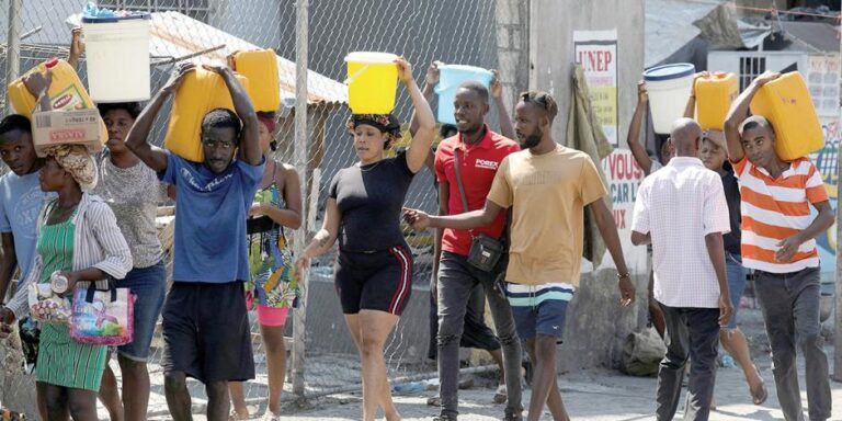 Prevén tercera ola de migrantes a México por crisis que hunde a Haití