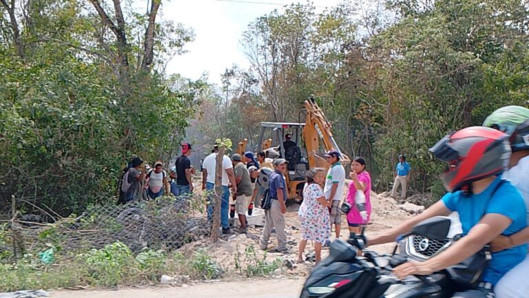 Invasores de predios incendian la selva y abren caminos con maquinaria pesada
