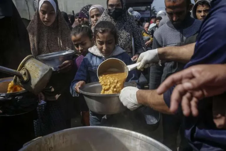 Israel ataca centro de ayuda humanitaria y de reparto de comida en Gaza; suman 100 muertos