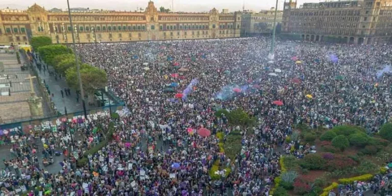 Mujeres marchan para exigir justicia y llegan a un Zócalo sin bandera