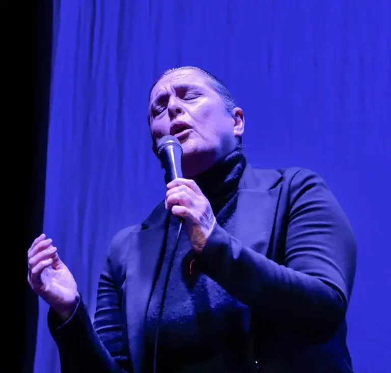 Deleita Cecilia Toussaint al público del Teatro Casa de la Paz