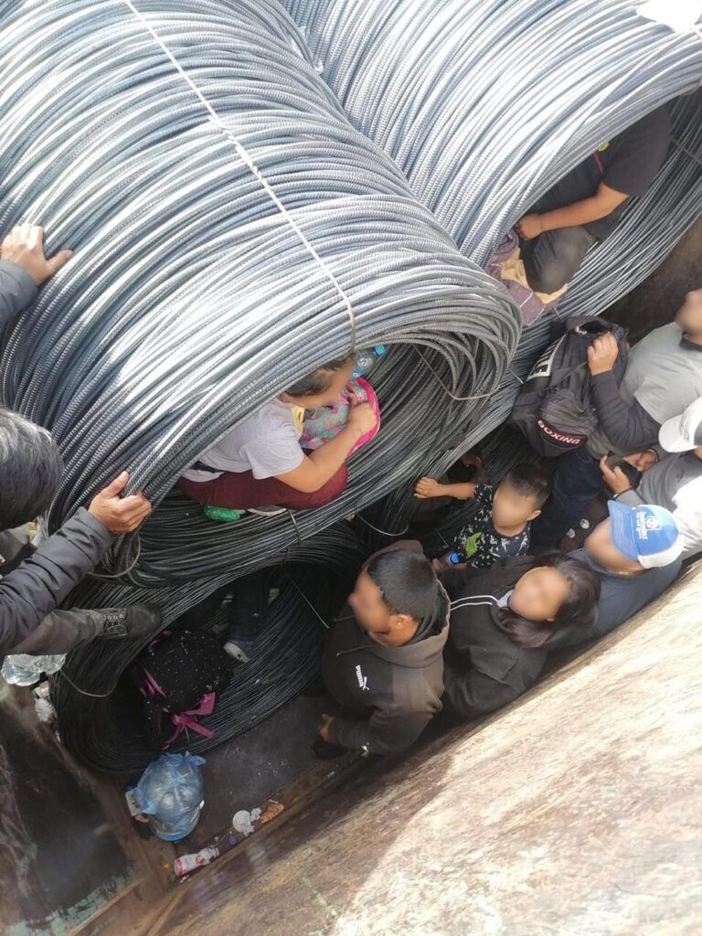 Localizan a 87 migrantes ocultos en “góndolas” de tren, viajando en condiciones de alto riesgo