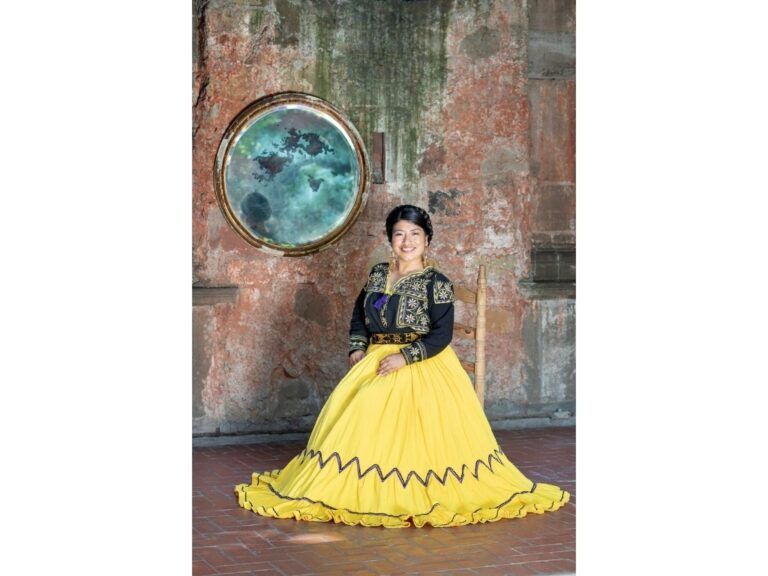 La intérprete mixe María Reyna canta al amor en lenguas originarias