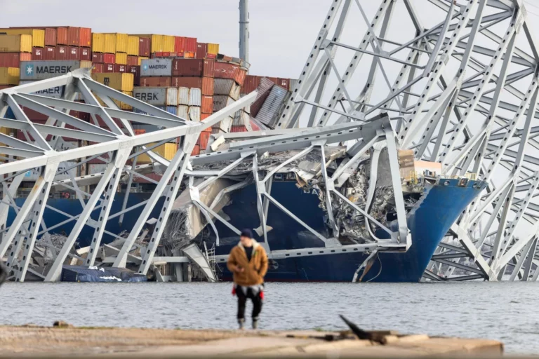 Barco que derribó puente en Baltimore transportaba químicos peligrosos que cayeron al agua