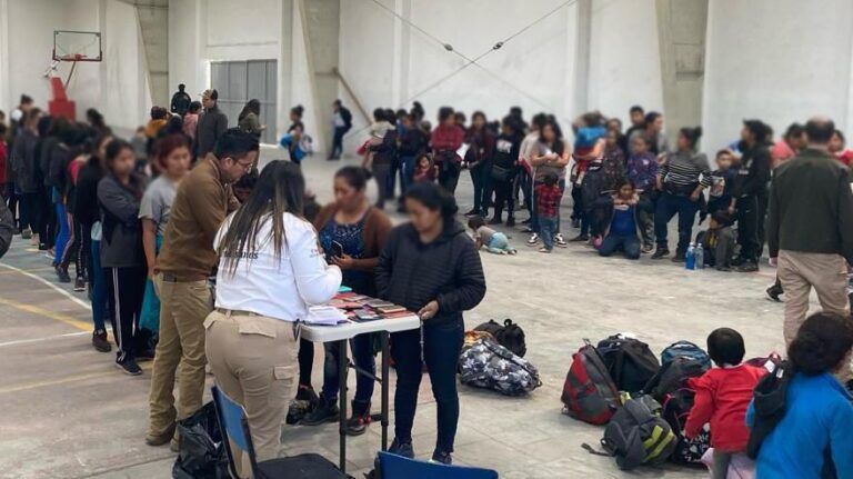 Rescatan a 226 migrantes de un tractocamión