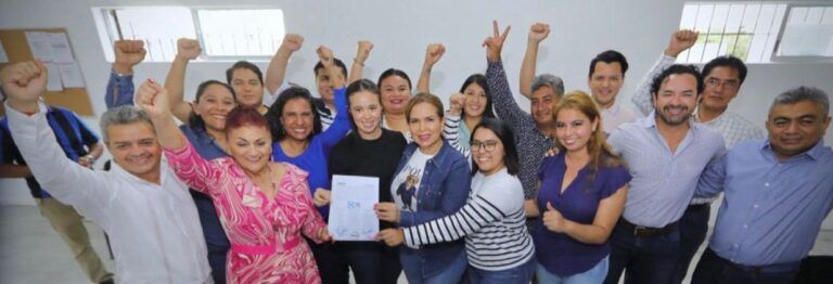 Lili Campos recibe su constancia como candidata