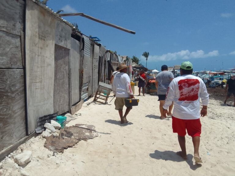 Pescadores comenzaron a desmontar sus bodegas en Playa del Niño de Puerto Juárez