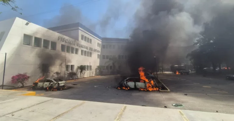 Normalistas queman oficinas en Guerrero