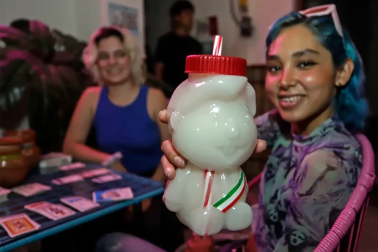 Aprovechan imagen de AMLO para vender pulque