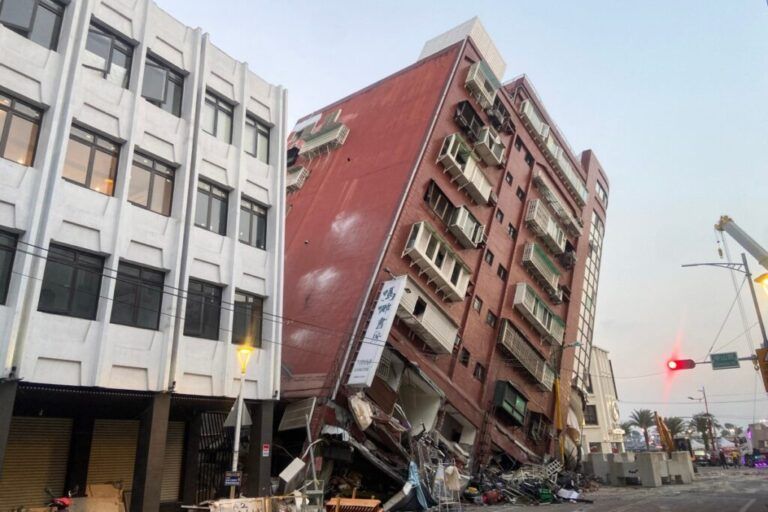 Terremoto en Taiwán deja 9 muertos y más de 900 heridos