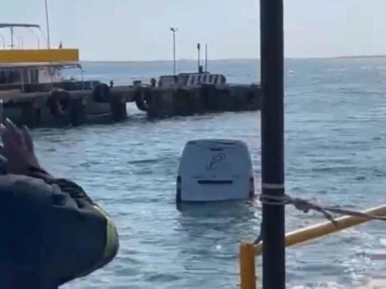 Camioneta de envíos cae al mar en Punta Sam