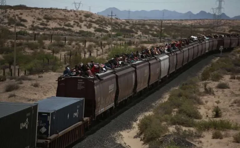 Cientos de migrantes que llegaron a frontera México-EU deambulan por el río Bravo