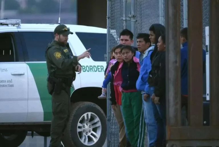 La mitad de los estadounidenses apoya la deportación masiva de migrantes