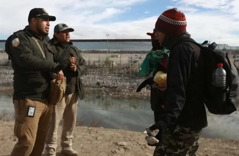 Trifulca entre migrantes y agentes en la frontera entre México y Estados Unidos