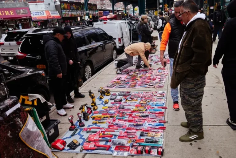 Zona Franca en NY; inmigrantes “activan” mercado ilegal al aire libre: NYP
