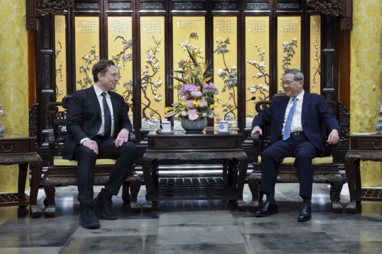 Elon Musk visita China mientras la competencia muestra nuevos vehículos eléctricos