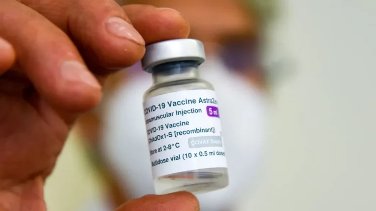 Admiten que vacuna AstraZeneca provoca trombosis