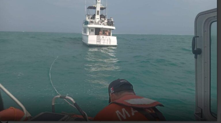 Rescatan a 3 turistas en un yate a la deriva frente a costas de Punta Herrero