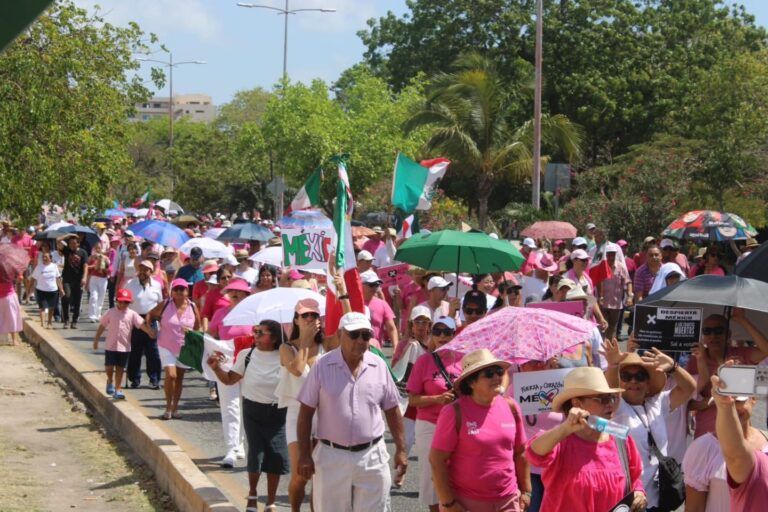 Se suman cancunenses a La Marea Rosa