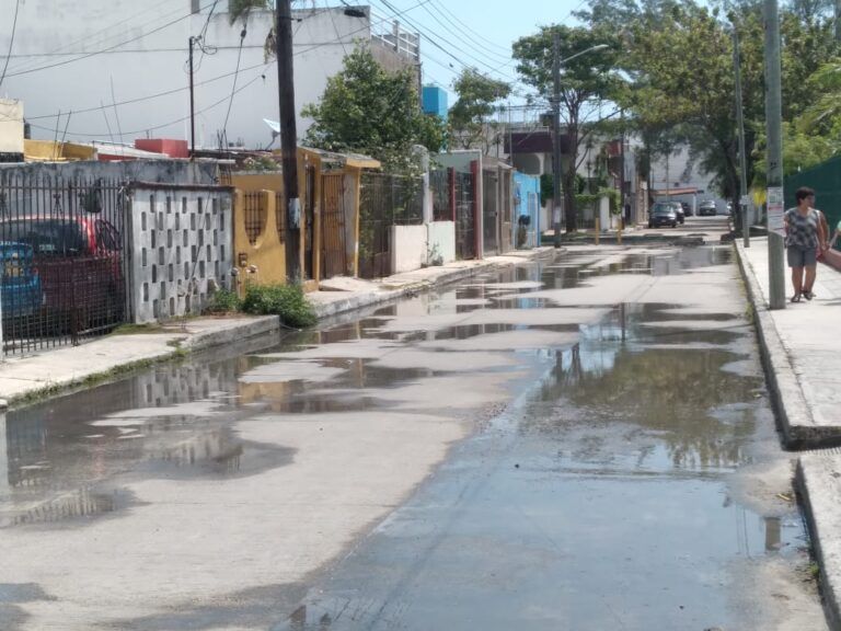 Rebosan aguas negras en la Lombardo Toledano