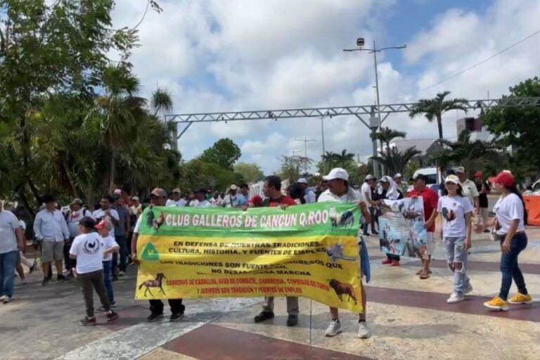 Protestan galleros en las calles de Cancún