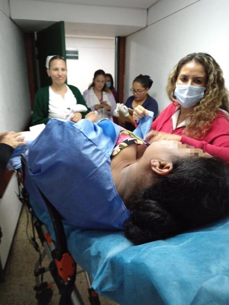 Mujer da a luz en baño de gasolinera de Cancún
