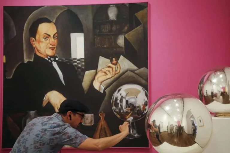 Los colores únicos y el folclor del pintor mexicano Chucho Reyes se exhiben en Guadalajara