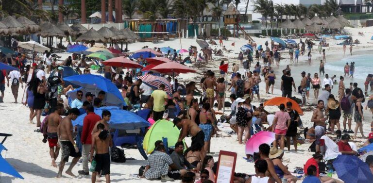 La llegada de turistas en vuelos internacionales sube un 7,4 por ciento en México