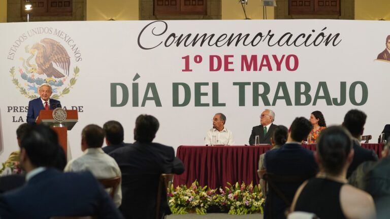 “Promesa cumplida”, dice AMLO a líderes sindicales