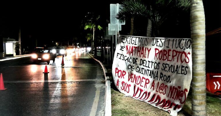 Bloqueo de Zona Hotelera de Cancún exigiendo justicia, provoca molestia del gremio turístico