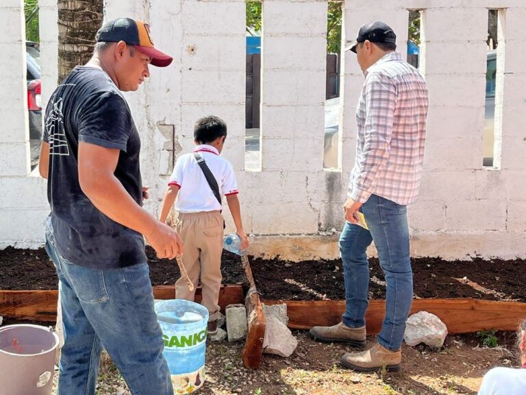Instalan huertos escolares en Puerto Morelos