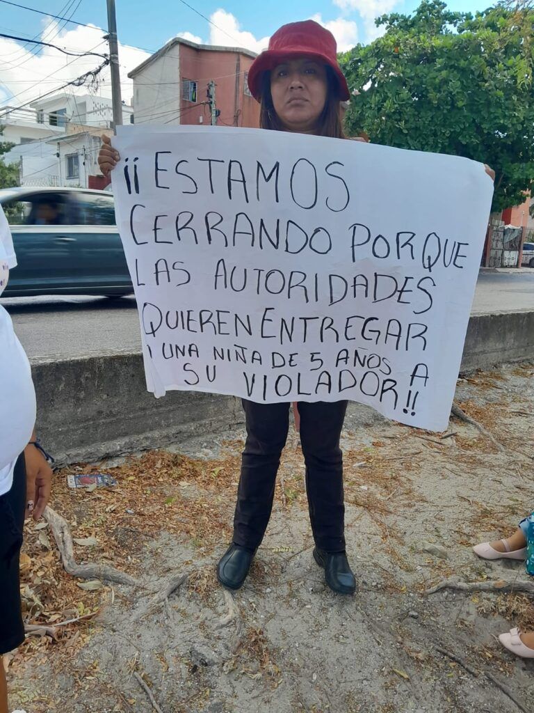 Activistas bloquean Avenida Nichupté