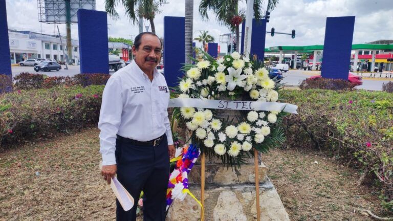 Coloca SITEC ofrenda floral por Día de la Santa Cruz