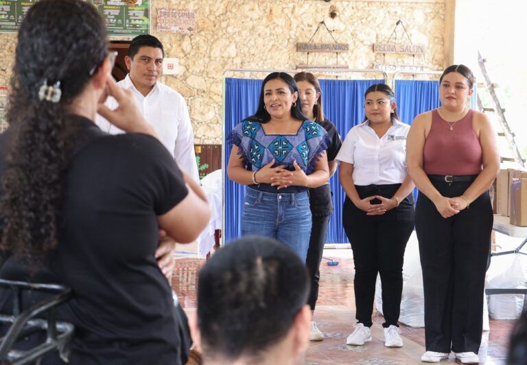 Lleva Blanca Merari brigada de salud a la Comunidad de Coquitos
