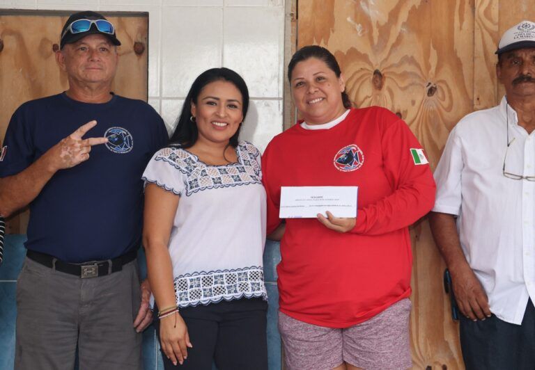 Entregan en Puerto Morelos 47 tarjetas electrónicas del programa “Apoyo en veda para los pescadores”