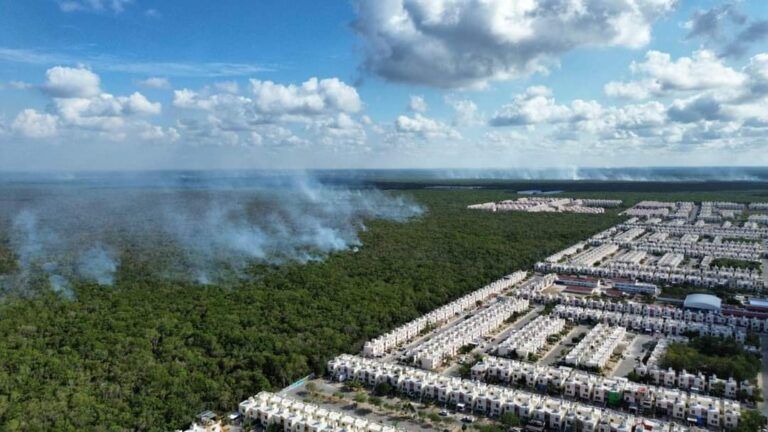 Bomberos trabajan incansablemente para sofocar incendio en Villas del Sol