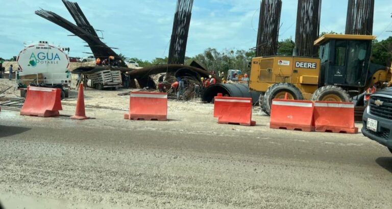 Cae parte de puente en obras del Tren Maya tras fuertes lluvias en Chetumal; así aplastó un auto