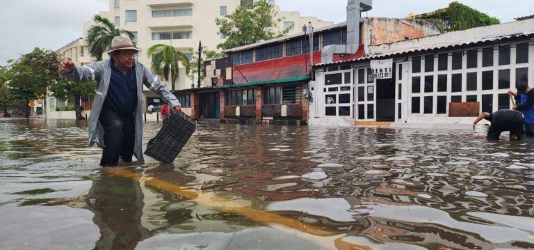Viven cancunenses un martes bajo el agua