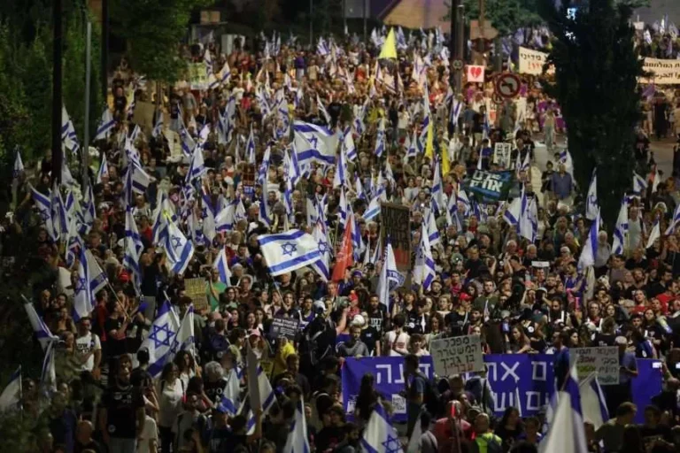 Miles de israelíes protestan frente al Parlamento para pedir elecciones y acuerdo de rehenes