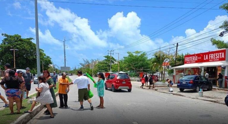Bloquean vecinos la Avenida José López Portillo, por fallas en el suministro de energía eléctrica