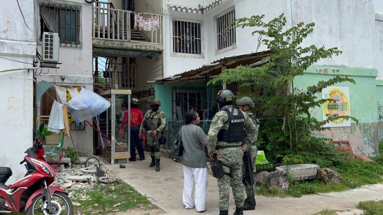 Colapsan escaleras de un edificio del fraccionamiento Corales en Cancún