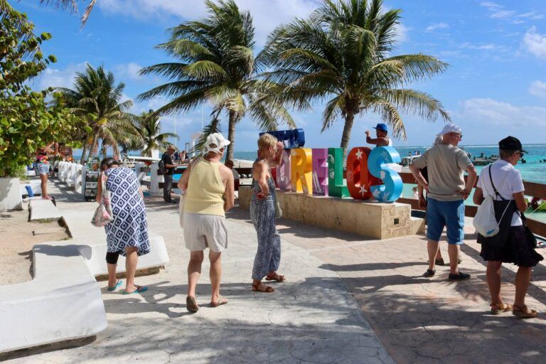 Puerto Morelos se posiciona como destino sostenible, gracias a ferias y tianguis turísticos