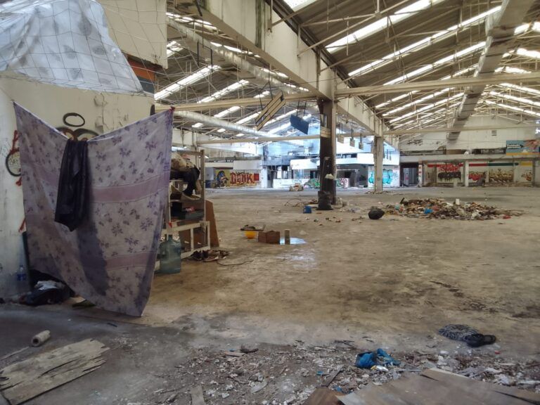 Ex tienda del ISSSTE en Cancún ahora es refugio de indigentes