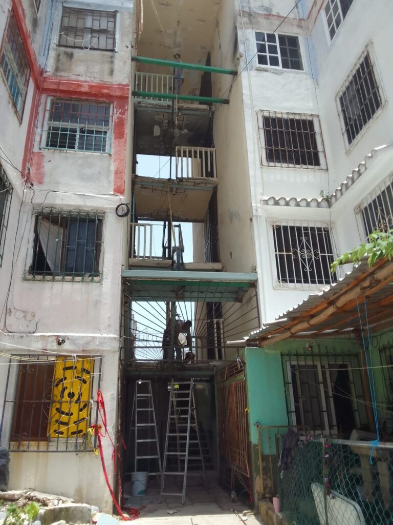 Vecinos reconstruyen las escaleras derrumbadas del fraccionamiento Corales