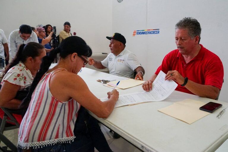 Firman sus escrituras las primeras 100 familias de Cristo Rey