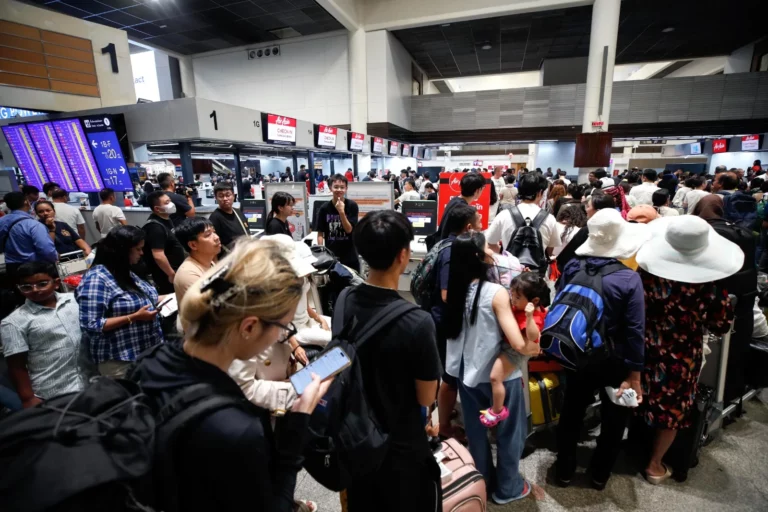 Caída de Microsoft provoca, a nivel mundial, caos en bancos, aerolíneas y medios