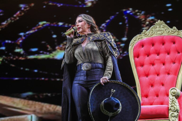 Espectacular presentación de Alicia Villarreal en la Feria del Carmen