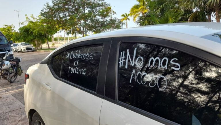 Protestan choferes de plataformas digitales contra agresiones en el aeropuerto de Cancún