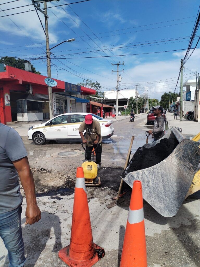 Emprende Gobierno de Puerto Morelos bacheo intenso en zonas críticas