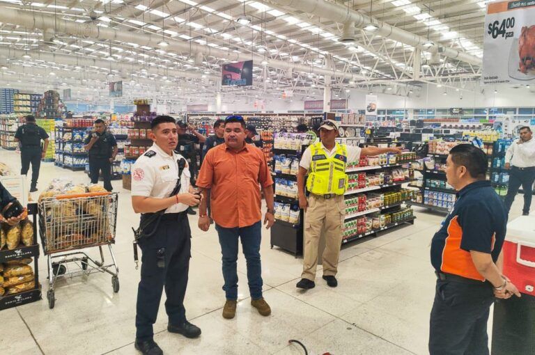 Gobierno de Solidaridad atiende de forma rápida corto circuito en plaza comercial
